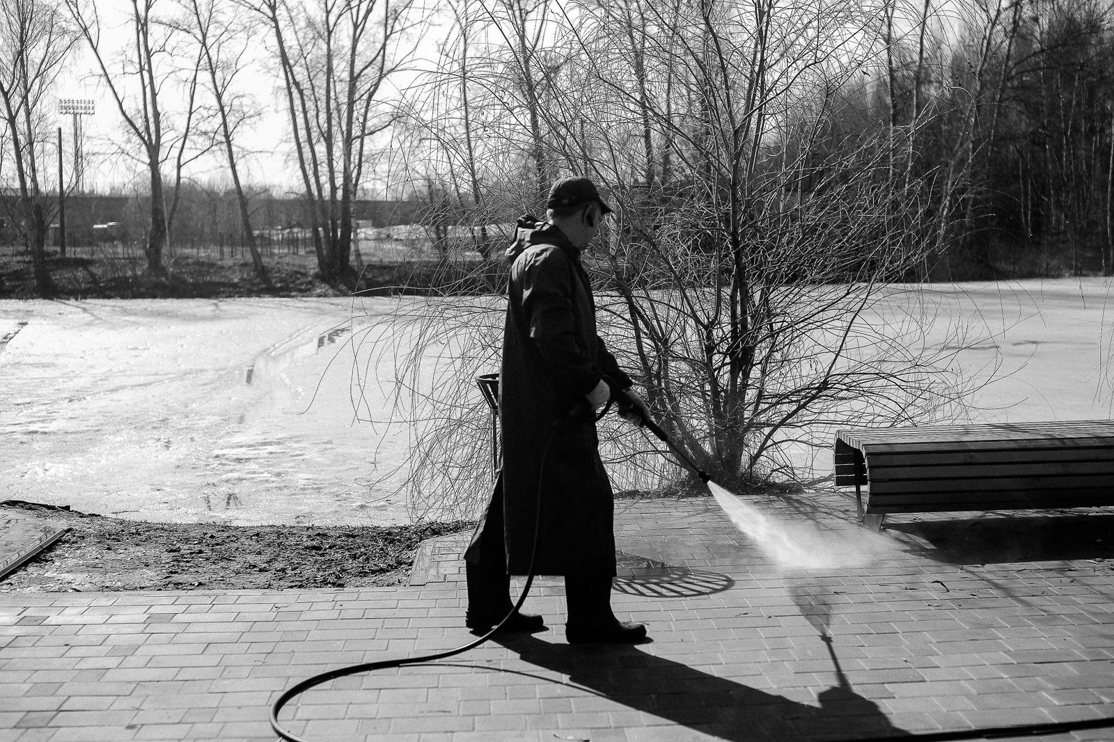 Pressure washing block paving with a jet wash lance